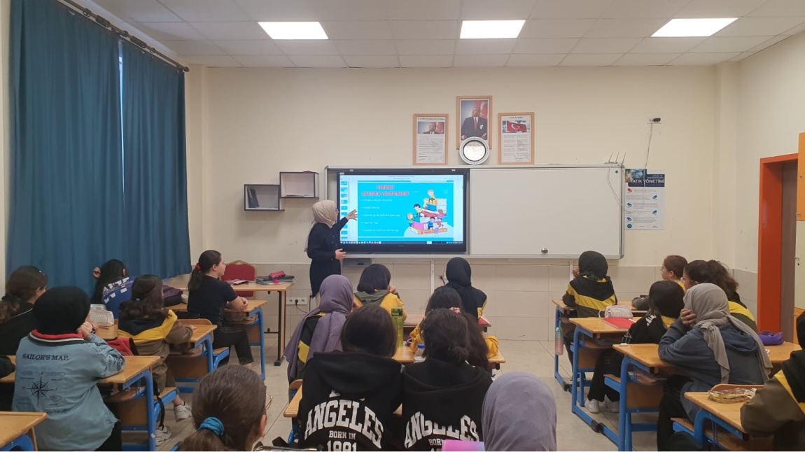 8. Sınıf öğrencilerimize  Rehber Öğretmenimiz Saadet Nur Altınay tarafından LGS öncesi seminer yapılmıştır.